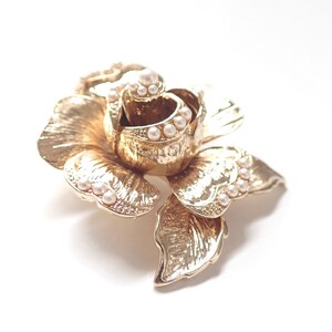 Vintage Pearl Rose Brooch 3 dimensional image 6