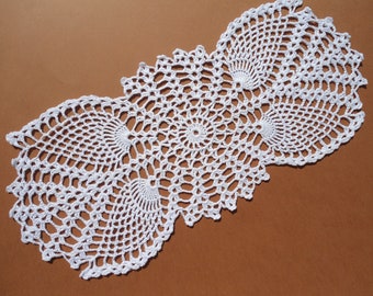 White crochet doily, oval crocheted doily, pineaplle doily, crochet centerpiece, white doilies, white lace doily, 14 " X 6 "