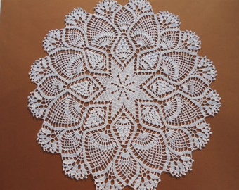 White crochet doily, large doily, pineapple doily, 19 ", lace tablecloth