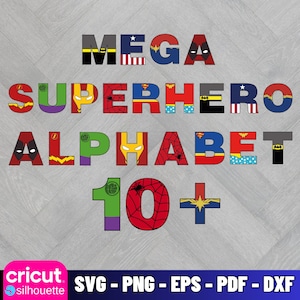 Może przedstawiać: Kolorowy projekt alfabetu superbohaterów ze słowami "MEGA SUPERHERO ALPHABET 10+". Litery ozdobione są logo i symbolami superbohaterów. Obraz zawiera również tekst "SVG - PNG - EPS - PDF - DXF".