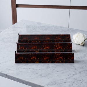 Eleganti supporti per mahjong effetto tartaruga, set da 2 pezzi con opzione testo personalizzato.
