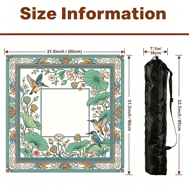 Pu&ograve; includere: Un tappeto decorativo quadrato con un motivo floreale e di uccelli, di 80 cm per lato. Il tappeto &egrave; accompagnato da una borsa nera, lunga 85 cm e larga 18 cm. Il testo "Size Information" &egrave; in alto.