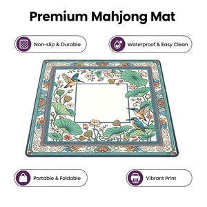 Pu&ograve; includere: Un tappetino da mahjong quadrato con un design floreale e di uccelli. Il tappetino ha un centro bianco con un bordo turchese, arancione e verde. Il testo "Premium Mahjong Mat" &egrave; in alto. Caratteristiche: antiscivolo, impermeabile, portatile e stampa vibrante.