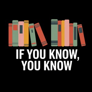 Puede incluir: Gráfico con fondo negro que presenta una fila de libros coloridos en tonos rojos, verdes, rosas y amarillos. El texto blanco debajo dice: "IF YOU KNOW, YOU KNOW".