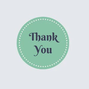 Puede incluir: Una pegatina redonda verde menta con las palabras "Thank You" en una fuente azul oscuro. El texto est&aacute; centrado dentro del c&iacute;rculo, que est&aacute; delineado con peque&ntilde;os puntos blancos. El fondo es de color gris claro.