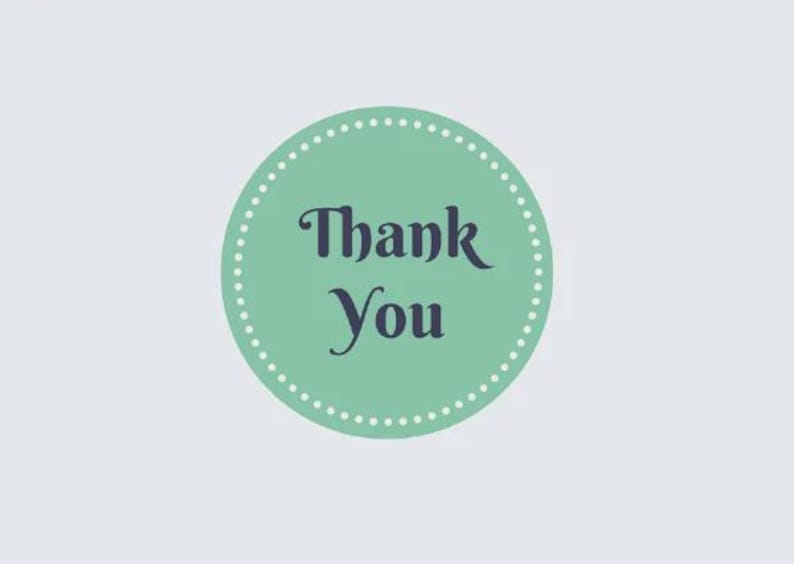 Puede incluir: Una pegatina redonda verde menta con las palabras "Thank You" en una fuente azul oscuro. El texto est&aacute; centrado dentro del c&iacute;rculo, que est&aacute; delineado con peque&ntilde;os puntos blancos. El fondo es de color gris claro.