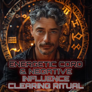 Può includere: Un uomo con capelli grigi e baffi è centrato di fronte a uno sfondo sfocato dai toni dorati con simboli circolari. L'immagine include il testo "ENERGETIC CORD & NEGATIVE INFLUENCE CLEARING RITUAL" in un font rosso e bianco.
