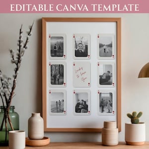 Op de afbeelding: Een ingelijst wandkunstwerk met negen fotodisplays in de vorm van speelkaarten. De foto's zijn zwart-wit, met een houten frame. Eén kaart leest "Lucky to have You". Decoratieve items zijn vazen, een cactus en een hanglamp.