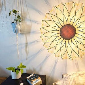 Handgemachte Wandlampe aus Holz, Pusteblume, floral - Wohndeko & Geschenkidee - Charlie Le Pissenlit