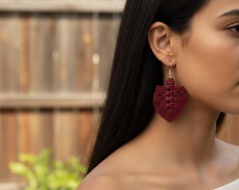 Pendientes de plumas de macramé hechos a mano / Joyas colgantes con flecos bohemios