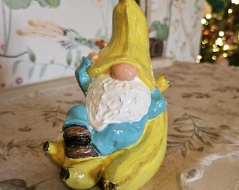 Handgemachte Bananen-Zwerg, lustige Porzellanfigur, Gnom mit Bananenhut, Bananen-Liebhaber-Geschenk, niedliches Regal-Dekor, wunderlicher Haus-Akzent