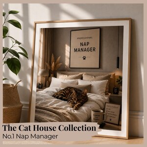 Könnte beinhalten: Ein großer gerahmter Kunstdruck, der ein Schlafzimmer mit einer auf einem weißen Bett schlafenden getigerten Katze zeigt. Über dem Bett hängt ein Schild mit der Aufschrift Professional Nap Manager und einer Pfote. Ein Becher zeigt Running on Dreams.