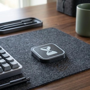 Può includere: Una tazza di ceramica bianca con manico nero e la scritta "But First, Coffee" in grassetto nero. La tazza è appoggiata su una superficie di legno. La tazza sembra contenere circa 355 ml.