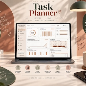 Peut inclure: Un ordinateur portable affichant un tableau de bord Task Planner avec des graphiques et des listes de tâches. L'écran présente le texte Task Planner, Plan, Organize, Focus, Achieve et A little structure, a brighter you. Des objets entourent l'appareil.