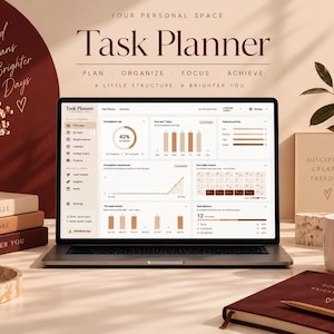 Könnte beinhalten: Ein Laptop zeigt ein Task Planner Dashboard mit Datenvisualisierungen, Diagrammen und Fortschrittsbalken in Braun- und Beigetönen. Auf dem Bildschirm ist der Text Task Planner, Plan, Organize, Focus, Achieve sowie A Little Structure, A Brighter You zu sehen.