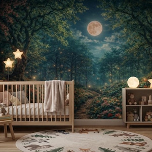 Könnte beinhalten: Ein hölzernes Kinderbett mit einer beigen Decke steht vor einer Wandtapete, die einen mondbeschienenen Waldweg mit Glühwürmchen zeigt. Ein runder Teppich mit Tiermotiven, ein kleiner Holzhocker mit Büchern und ein Regal sind vorhanden.