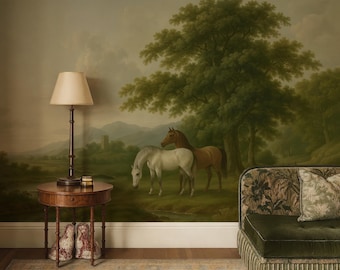 Puede incluir: Un mural de pared con un paisaje de un caballo blanco y un caballo marrón bajo un árbol grande, junto a una mesa auxiliar redonda de madera con una lámpara y un sofá verde con un cojín estampado en primer plano.