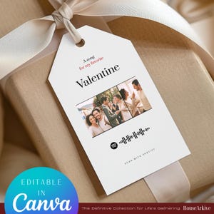Peut inclure: Une étiquette cadeau blanche avec le mot "Valentine" et le texte "A song for my favorite". L'étiquette présente un collage de photos et un code de numérisation Spotify. L'étiquette est attachée à un cadeau avec un ruban crème.