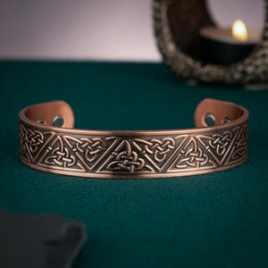 Massivt Keltiskt Treenighetsknutarmband i Koppar – Justerbart Irländskt Vridmomentarmband