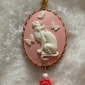 Pretty Victorian Vintage Style Pink & White Cat Cameo Pendant in Gold Lace w Vintage Chain!
