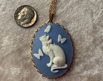 Lovely Vintage Victorian Style Sky Blue & White Gold Lace Cat Cameo Pendant w Chain!