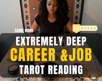 Puede incluir: Una configuración de lectura de tarot con cartas extendidas sobre un paño estampado, rodeadas de cuencos pequeños, cristales y velas encendidas. El texto superpuesto dice: SAME HOUR EXTREMELY DEEP CAREER & JOB TAROT READING, con 5,0 estrellas.
