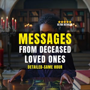 Puede incluir: Imagen con el texto "MESSAGES FROM DECEASED LOVED ONES" en amarillo y blanco. Una persona está sentada en una mesa con cartas del tarot. Hay velas rojas encendidas en el fondo. También se ve el texto "DETAILED-SAME HOUR".