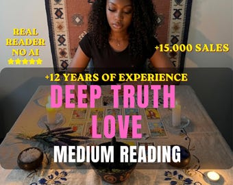 Puede incluir: Una configuración de lectura de cartas del tarot con un mantel con bordados florales azules, varias velas encendidas, cuencos de madera, cristales y cartas de tarot. El texto incluye REAL READER NO AI, +15.000 SALES, +12 YEARS OF EXPERIENCE, DEEP TRUTH LOVE y MEDIUM READING.