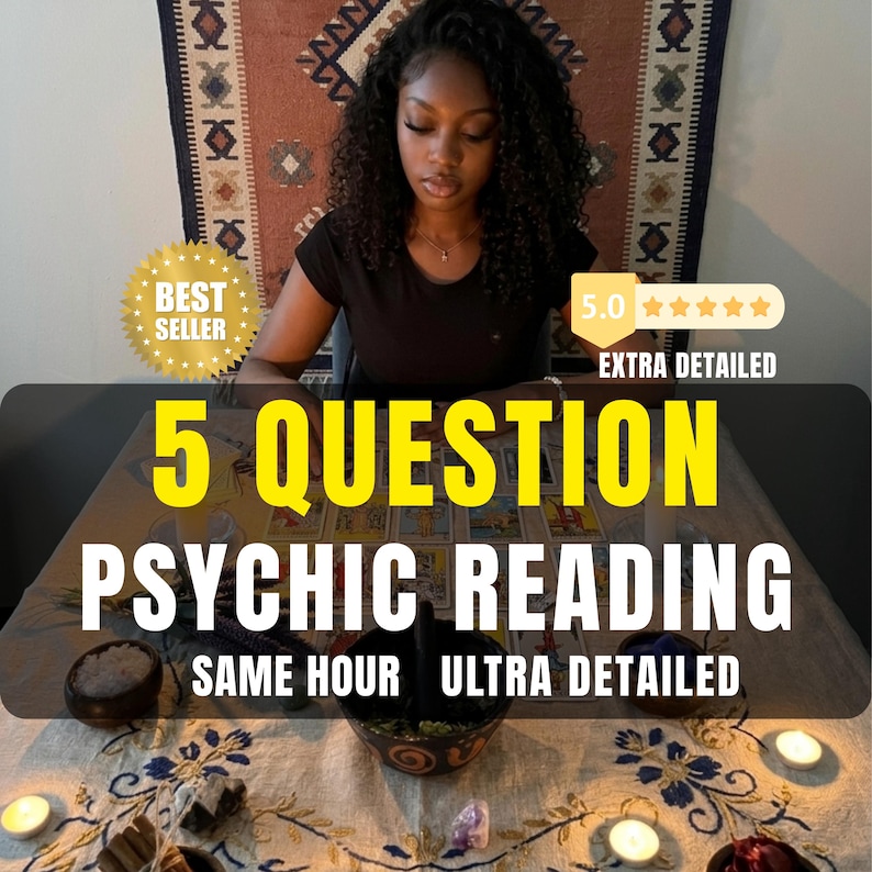 Pu&ograve; includere: Una persona &egrave; seduta a un tavolo con carte dei tarocchi, che offre una lettura psichica. L'immagine include il testo "5 QUESTION PSYCHIC READING" e "SAME HOUR ULTRA DETAILED". Sono visibili anche un badge "Best Seller" e una valutazione a 5 stelle.