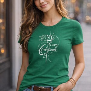 Dios preparo una mesa para mi, mi copa revalsa Mama Crown Script Tee | ディオス プレパロ ウナ メサ パラ ミ、ミ コパ レヴァルサ母の日ママグラフィックTシャツ