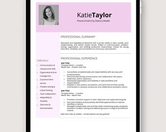 Op de afbeelding: Een digitale tablet met een cv-sjabloon. Het cv bevat een foto, naam en secties voor professionele samenvatting, kernvaardigheden en professionele ervaring. Het ontwerp maakt gebruik van een roze kop en staat tegen een lichte achtergrond.
