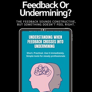 以下が含まれることがあります： 黒い背景に「Feedback Or Undermining?」と「Understanding When Feedback Crosses Into Undermining」というテキストが表示されたデジタルグラフィック。グラフィックには、もつれた脳と落ち着いた脳の2つの頭のシルエットが含まれています。