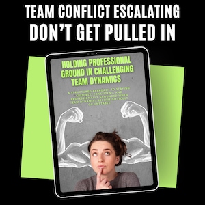 Peut inclure: Une tablette affiche le texte « TEAM CONFLICT ESCALATING DON'T GET PULLED IN » et « HOLDING PROFESSIONAL GROUND IN CHALLENGING TEAM DYNAMICS ». L'image présente une femme avec une expression pensive, avec des bras musclés dessinés derrière elle. Le texte « WORKPLACE WISDOM CO » est en bas.