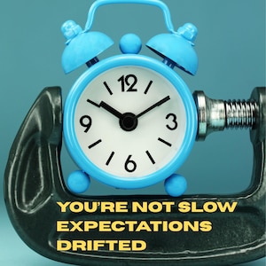 Puede incluir: Un reloj despertador azul está sujeto con una mordaza, con el texto amarillo "YOU'RE NOT SLOW EXPECTATIONS DRIFTED". El reloj tiene una esfera blanca con números y manecillas negras. El fondo es de color verde azulado.
