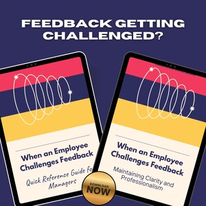 Può includere: Due tablet che mostrano una guida intitolata "Quando un dipendente contesta il feedback". I tablet hanno un design con sezioni rosse, gialle e blu, e il testo "FEEDBACK GETTING CHALLENGED?" è in alto. Un pulsante dorato dice "SCARICA ORA."