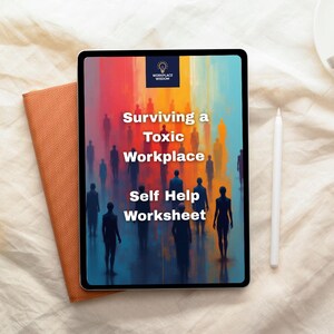 Op de afbeelding: Een digitale tablet toont een zelfhulpwerkblad met de titel "Surviving a Toxic Workplace". Het scherm heeft een kleurrijke abstracte achtergrond met silhouetten. Een oranje notitieboek en een witte stylus liggen naast de tablet.