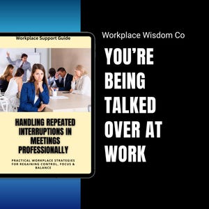 Könnte beinhalten: Eine weiße Keramik-Tasse mit schwarzem Henkel und dem Text "But First, Coffee" in fetter, schwarzer Schrift. Die Tasse steht vor einem verschwommenen Hintergrund, der eine gemütliche Umgebung andeutet.