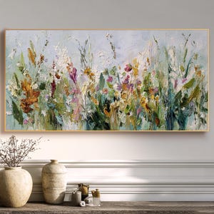 Pu&ograve; includere: Dipinto floreale astratto in una cornice dorata. L'opera presenta uno stile impasto strutturato con una tavolozza di verdi, gialli, rosa e bianchi, raffigurante un campo di fiori selvatici. Il dipinto &egrave; esposto sopra una superficie di legno.