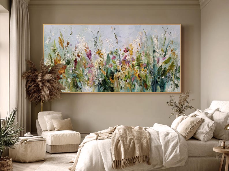 Pu&ograve; includere: Un dipinto astratto di un campo di fiori selvatici nei toni del verde, bianco, giallo e viola. L'opera d'arte &egrave; incorniciata in oro e appesa sopra un letto in una camera da letto.