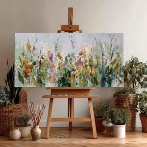 Pu&ograve; includere: Dipinto floreale astratto su un cavalletto di legno. L'opera presenta un vivace mix di colori, tra cui giallo, viola e verde, che raffigurano un campo di fiori selvatici. Il dipinto &egrave; esposto in una stanza ben illuminata con piante in vaso.