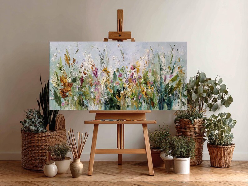 Pu&ograve; includere: Dipinto floreale astratto su un cavalletto di legno. L'opera presenta un vivace mix di colori, tra cui giallo, viola e verde, che raffigurano un campo di fiori selvatici. Il dipinto &egrave; esposto in una stanza ben illuminata con piante in vaso.