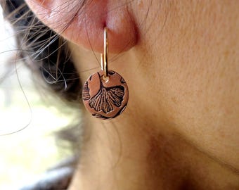 Pendientes de ginkgo de cobre ~ metal mixto ~ dije redondo bohemio ~ aro hecho a mano ~ círculo de cobre ~ parte superior de bronce ~ plata de ley ~ baño de oro de 14k