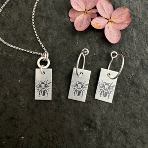 Biene ~ Mali ~ Bienenohrringe ~ Halskette ~ silberfarbene Biene ~ Geschenk für Imker ~ Geschenk für Gärtnerin ~ gestempelte Creolen