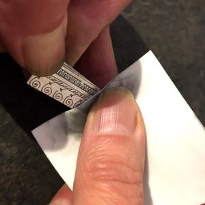 Biżuteria Ściereczka do polerowania biżuterii ~ w zestawie DWA ~ 2&quot; x 2&quot; dwustronne lekko ścierne podkładki
