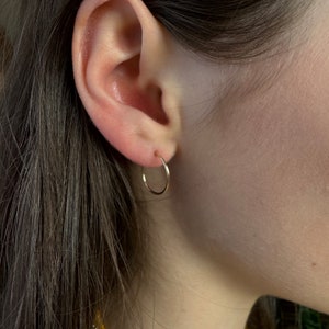 Boucles d'oreilles en fil d'or ~ Créoles faites main en argent sterling ou en or 14 carats ~ Sûr ~ Léger ~ Confortable ~ Sans rinçage ~ Nouvelles oreilles percées