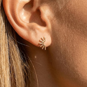 Vergoldete Sterling Silber Sonne Ohrstecker, zierlicher Schmuck, kleine Gold Ohrstecker, minimalistische Geschenke für sie
