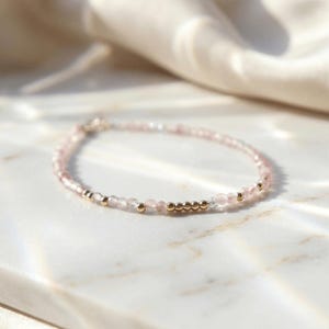 Bracelet de perles de quartz rose délicat, bracelet de perles de guérison minimaliste en cristal rose de 2 mm, cadeau de bracelet de guérison plaqué or pour elle