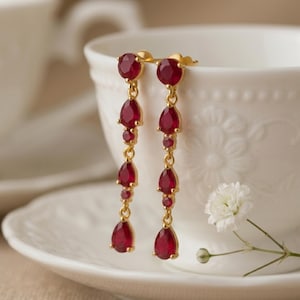 Pendientes colgantes de rubí chapados en oro de 22 quilates – Joyería nupcial de plata de ley