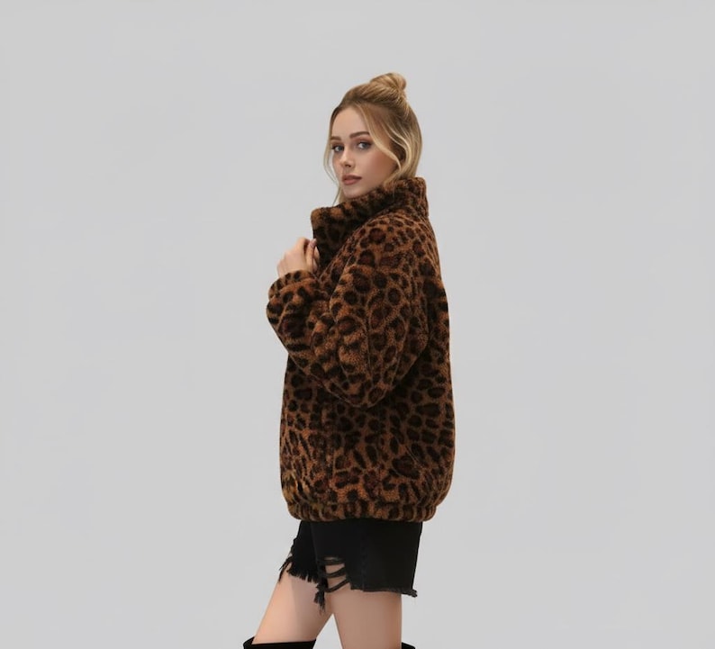 Puede incluir: Chaqueta con estampado de leopardo marr&oacute;n y negro con cuello alto. La chaqueta est&aacute; hecha de un material suave y afelpado. La modelo lleva un pantal&oacute;n corto negro.
