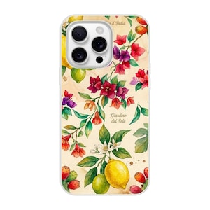Può includere: Una cover per smartphone con una stampa botanica in stile acquerello su sfondo color crema. Il design include limoni gialli, lime verdi, fichi d'india rossi e fiori di bouganville rosa. È visibile il testo Giardino del Sole.